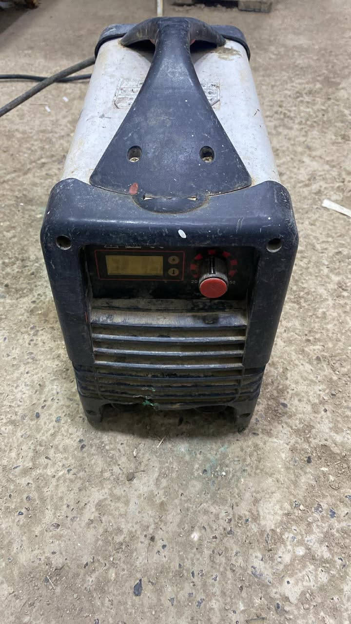 مكائن لحيم يشتغلن بس مايلحمن سعر الوحدة 25
***********
