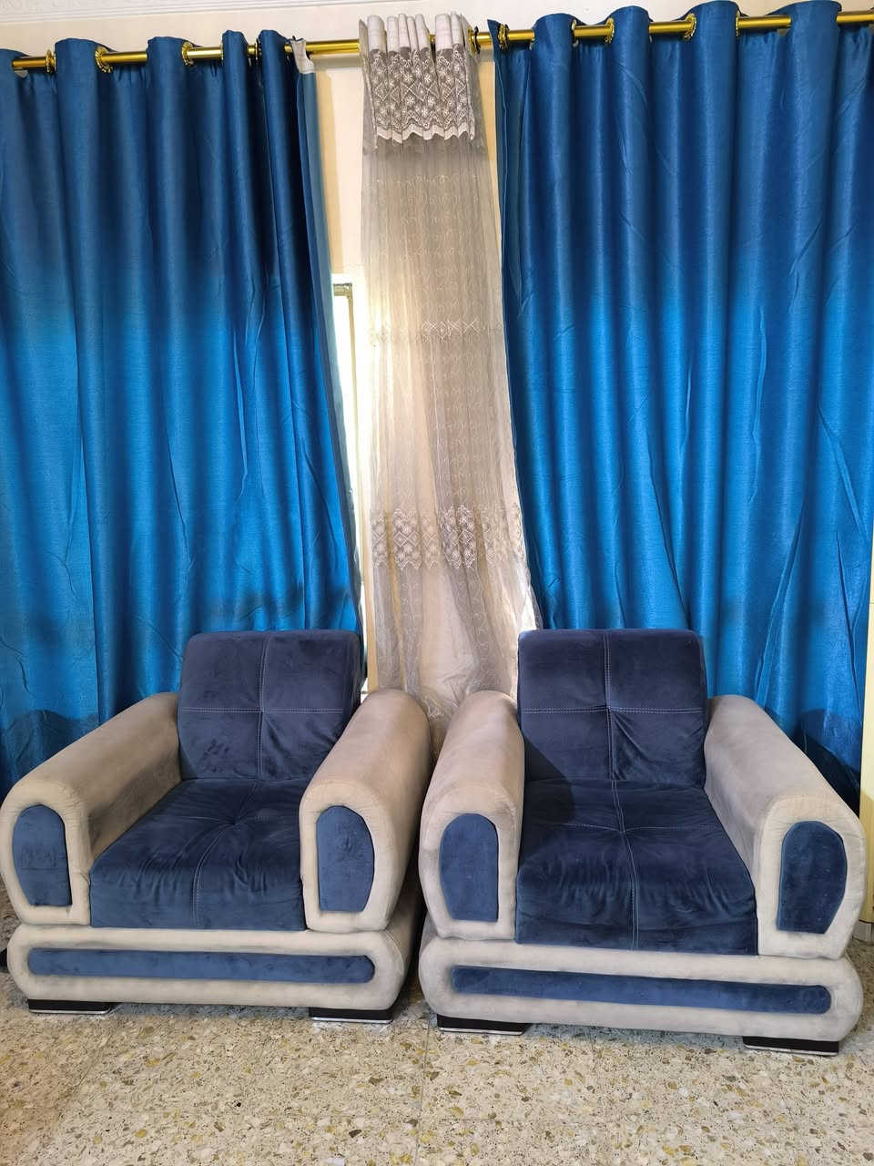 السلام عليكم 
عندي تخم عدد ٢ 
(٢٠) مقعد نظيف بي ضرر بسيط جدا 
بسعر ٣٠٠ الف التخم الواحد وبي مجال 
واذا ٢٠ مقعد كاملة ب٥٠٠ الف مع بردات بسعر ٤٠ الف 
مكاني اليرموك - ساحة النسور


**إذا كنت صاحب هذا الإعلان وتريد حذفه لأي سبب، رجاءا أرسل رسالة إلى الدعم الفني**