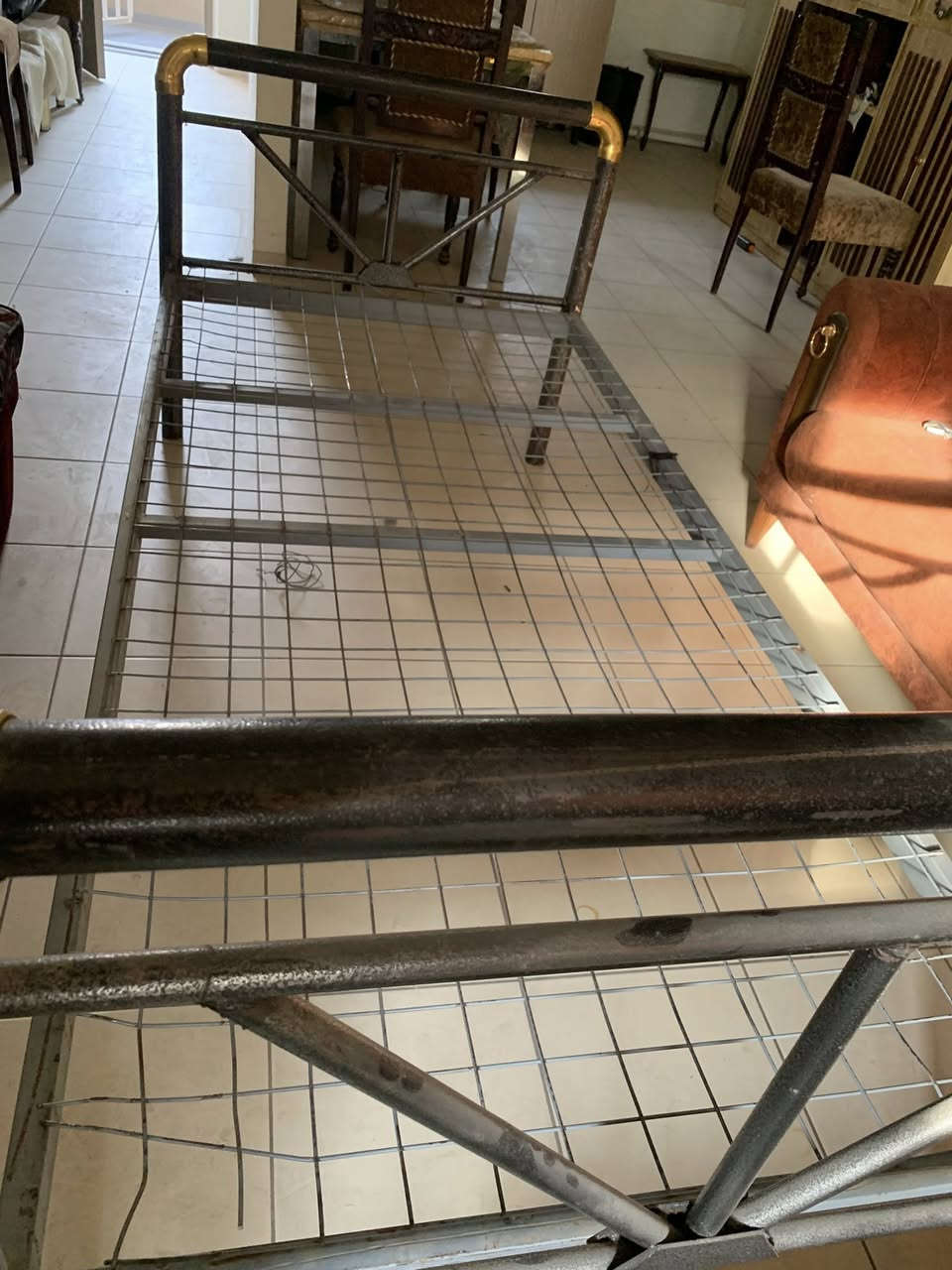 السلام عليكم سرير نفر واحد للبيع نظيف جدا حديد  ما بي كسر ولا شي فقط الشبجه من الطرفين  فاتح الحيم  ينرادلها. لو لحم لو شد فقط والباقي زين مثل ما واضح بالصوره 
سعر 50 وبي مجال 
***********
