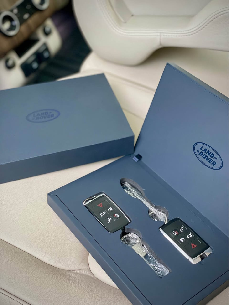 ‏‎سلام عليكم 
ماشاءالله انظف و ارخص رانج روفر 💯
‏‎رانج روفر فوغ (لون عنابي المميز) 
‏2019 HSE (خـليـجـي)
ماشية فقط 50 الف بشرط فحص كومبيوتر جديد ❄️
وكالة شركة سردار  
محرك 6 سلندر سوبر تشارج 
‏‎  🔴 سونر موجوده بالمنشور بدون قطرة صبغ بدون تعديل مكفوله كفالة عامة حتى الدعاميات بشرط 
‏‎ ماشاءالله نضيف جدا … 
بسعر كلش مناسب
‏‎فول مواصفات  
أبواب و صندوق و دوسة شفط 
تحكم السيارة بالجهاز (ريموت كنترول ) 
كل كشنات تبريد، تكيف و كهربائي 
‏‎بصمتين 
‏‎ضمان دولي 
‏💯‎محرك كير كهربائيات بشرط 
‏‎ السياره جديده كلش سيرفسات كامله
‏‎كلشي عل بلاد جديد 
‏‎فحص و هزه و رقم سنوية كلشي جديد 
‏‎باسمي بشرط تحويل وغرامـة
‏‎سيارة مابيـها دينار مصرف كامل من كل نواحي
‏‎ سعر 460 ورقة 
‏‎السياره موجوده بمحافظة دهوك 
‏‎للتواصل(خط و واتساب مفتوح )
***********
*********** دهوك, العراق
