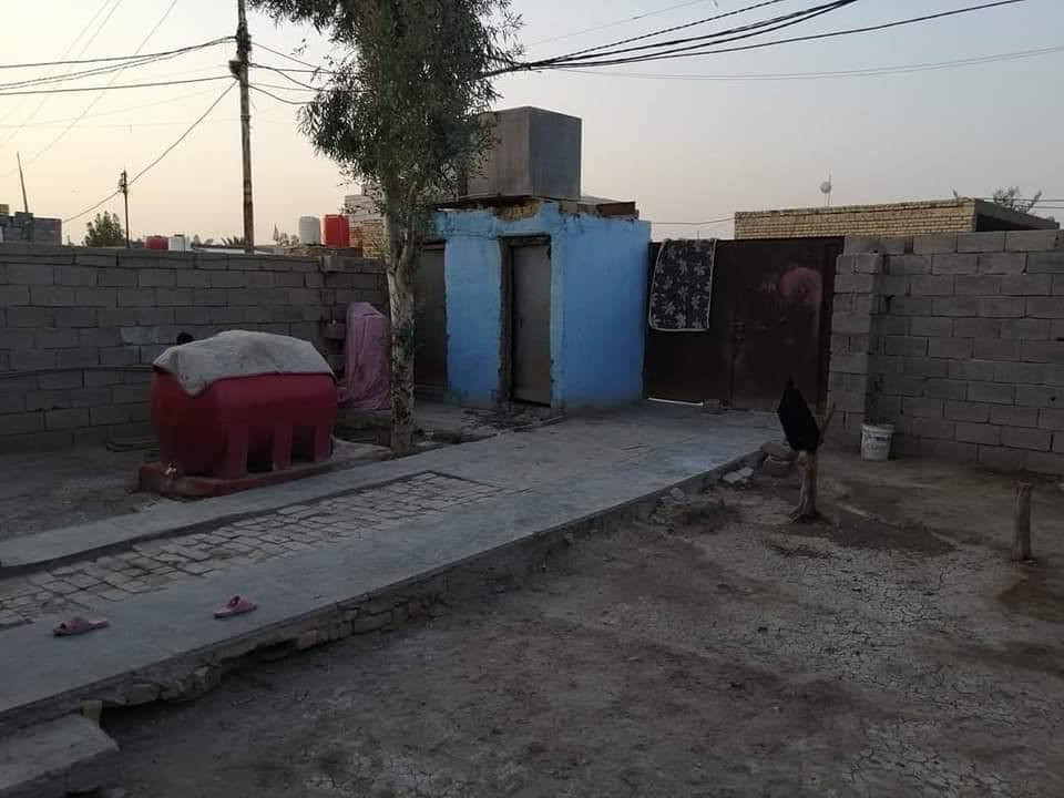 سلام عليكم 
المساحه ٢٠٠ متر البناء غرفة وحده ومطبخ وصاله وصحيات خارجية البناء مالته فرمستون الصطح عكاده اللأرضيه صبابه بدون ابياض السعر ٤٠ 
رقم التلفون ***********
