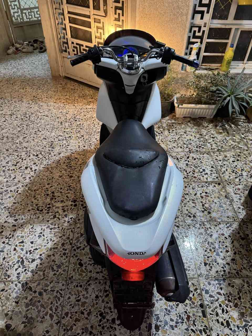سلام عليكم PCX جيل اول ياباني JF ☑️
كفاله عامه كفر ومكينه بلادي  
مواصفات 150☑️
فول وابيعلك من باب البيت شرط جيب وياك فيتر وتفحص شرط المكينه برغي ممفتوح بيهة السعر1350وبيه مجال مكاني الامين الثانيه رقمي ***********.
