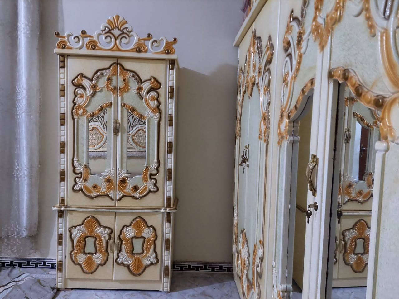 السلام عليكم .
غرفة نجارة عراقية للبيع ، كنتور ، ميز مراية ، چرباية و ميزين چرباية وزاوية .

السعر 900 الف وبيها مجال 

للتواصل ***********
