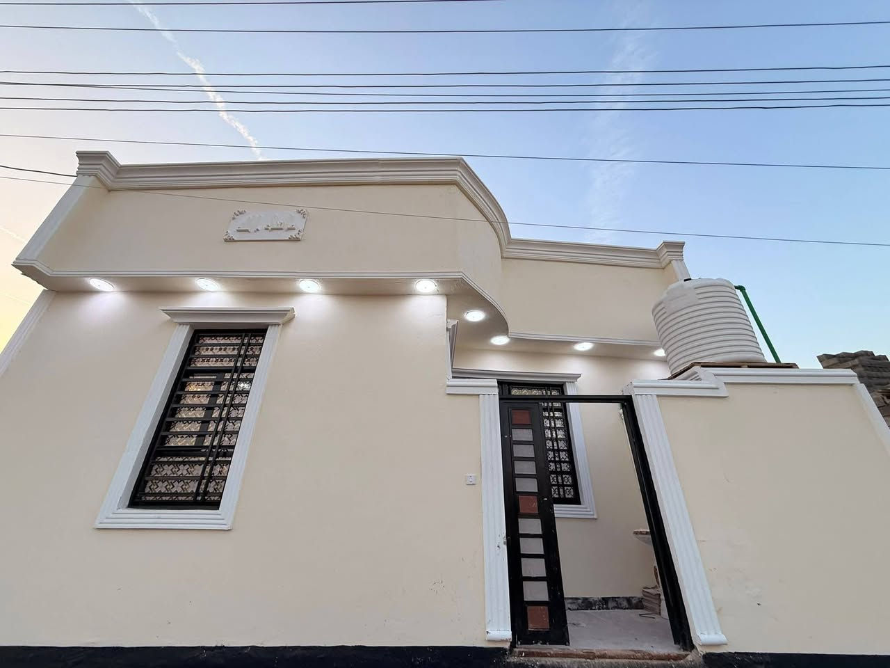 #سلام عليكم وسعد الله أوقاتكم ⁉️🤩 

#دار سكن للبيع بناء حديث 😍 

#المساحه 130 متر ركن 
#وعلى شارع تبليط 10 متر  و كافه الخدمات متوفره 

#يحتوي البيت على غرفتين نوم سويت و ديوان 
#و صاله 
و مناور 
و مطبخ 
و صحيات داخلي و خارجي بيت يخبل ماشاءالله 

#العنوان ببو الخصيب  منطقه كوت الحمداني على شارع تبليط 10 متر موقع راقي قريب على المحكمه

طابو صرف زراعي بأسم عراقي نموذج 25 راعي لارض موجود نفس 
المنطقه 

السعر 85 و قابل للتفاوض 
للاستفسار ***********
