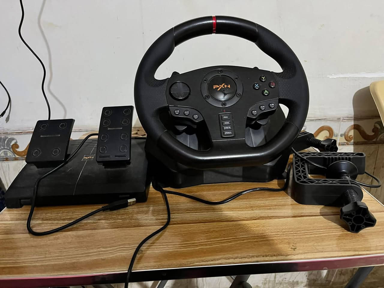 السلام عليكم دركسون PXN.  V900 للبيع يشتغل على PC و اكس بوكس وبلي ستيشن (4/3) السعر 75 وبي مجال بسيط مكاني كربلاء.      ***********.
