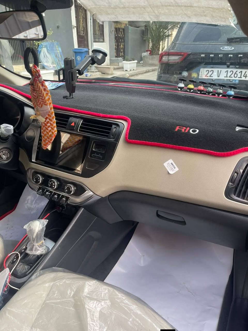 اسلام عليكم ورحمه الله
سياره كيا ريو موديل 13 خليجي مكينه دوش 16
بيه باردات باب السايق والباب الخلفي 
مكينه جديده تبريد شغال 
والسياره حلوه وجاهزه رقمه بغداد تحويل ثاني يوم 
مصفره هيه وغرامات
سعره 80 وبيه مجال للشراي 
مكاني بغداد اتصل واني خادم ***********
