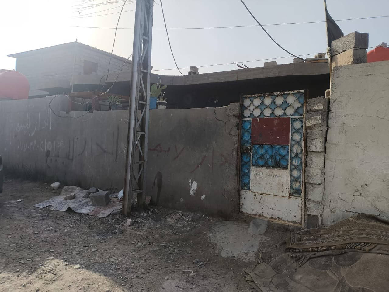 سلام عليكم دار للبيع او الايجار
المكان الصويره قريه فلسطين نهايه شارع مدرسة الزهير للبنين 
المساحه (180-200م) 
غرفتين نوم 
صالة كبيرة 
صحيات كاملة 
طرمه كبيرة
واستقبال
ترك عرضه ١٥٠سم 
للتواصل ***********
