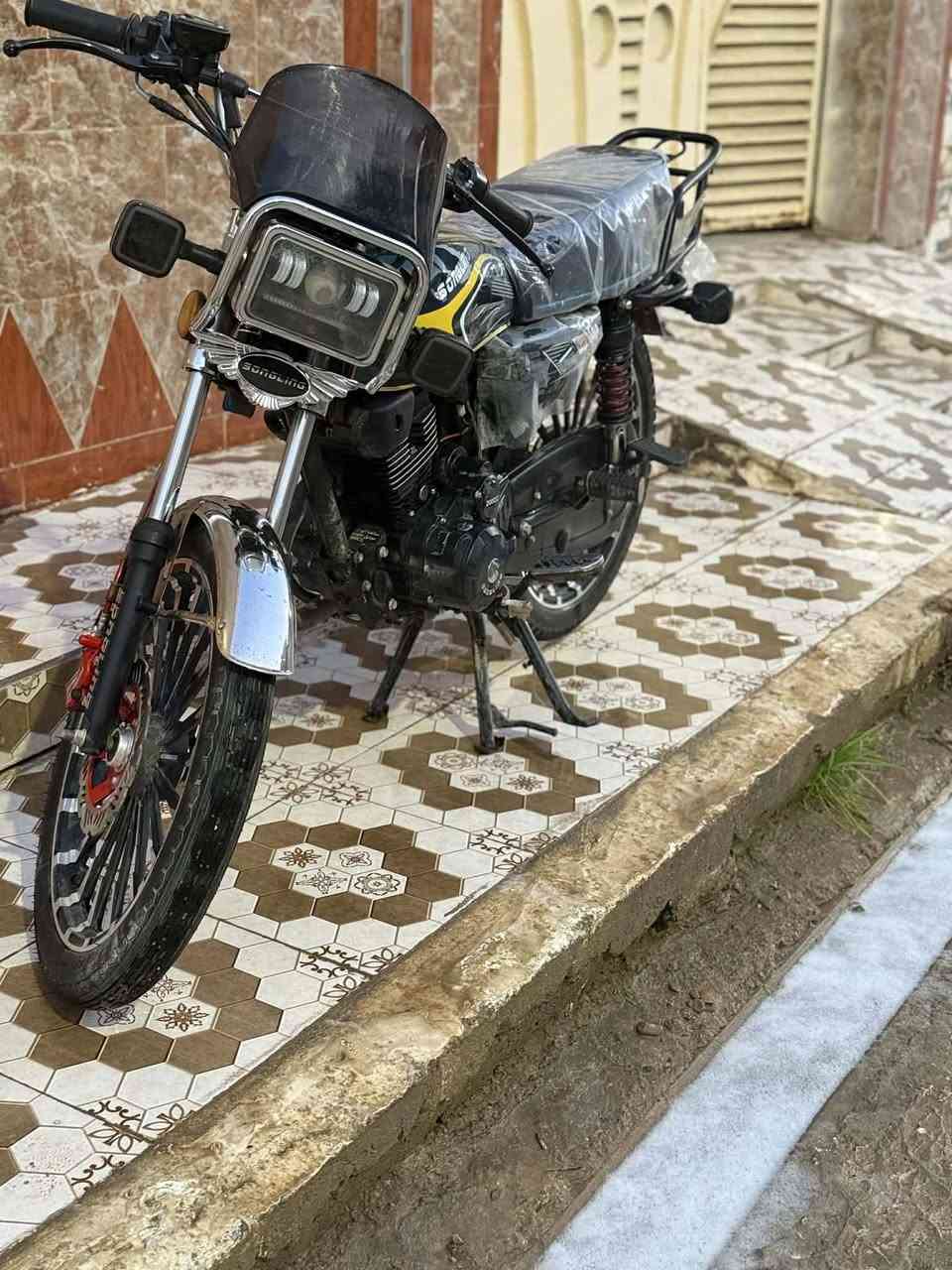 طبعاً سلام عليكم اعزازي
دراجه سيفان مديل 26مكفوله كفاله عامه 
ماعايزه شي بس عوزه خيال 🐎
محرك 200ماماشيه متر كيلو بعدهي ع سحك يعني زيرو مكاني الحمزه الشرقي السعر خاص او تتصل على الرقم او تجي وات ساب ***********واني خادم الكم 

اخوكم الوفي
