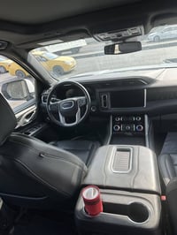جمسي يوكن دينالي فول مواصفات   ماشيه 23000الف km  بيهه قطعتين باب السك...