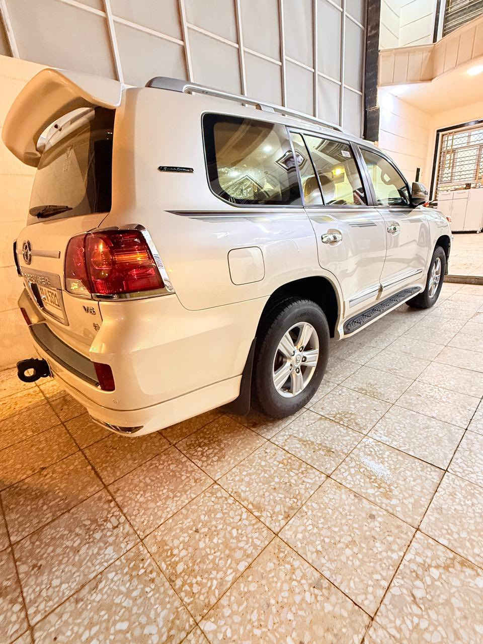 السلام عليكم لاندكروز 2014 ساز باب اول مركز مدينه رقم بغداد بسمي شخصيأ مكاني كربلاء السياره جديده بمعنه الكلمه كامله من جميع النواحي تخم تاير دلوب قبل 10 يام شاده يعني سياره جديده احله لاندكروزمديله  ماشيه 126 حقيقي بشرط بيه جاملغ خلفي صبغ فقط السعر 390 وبيه مجال الاتصال ***********
