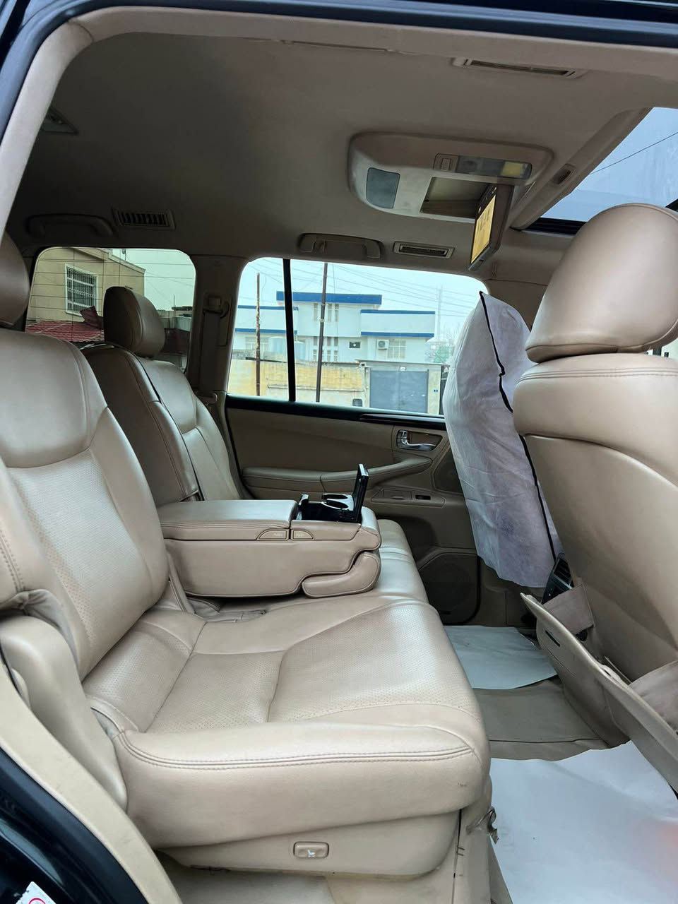 سلام عليكم ليكزس للبيع بدون مراوس
لیکزس  Lexus Lx570 
مودیل / 2010 محدث كامل الی 2015 
صفر شركة اربیل ، بصمتین بیلادی ، ٳید ثالث من الشركة 

مواصفات : فوول ، جك یصعد و ینزل ، صندوق شفت ، دبل جام فوتو بیلادي ، سبعة راكب ، كشن تبرید و تدفئة و خزن ، كشن كامل كهربائي  ، حتی كشنات خلفي كهربائي ،  ۳ كامیرا بیلادي ، بصمة و سلايد ، لایت لید و زینون بخاخ..

محرك : V8.5.7 ماشي ۲٦۰  آلف حقیقی 
رقم اربیل سنوية لغایة 2026 

مو عام مو حیزام ، نبیع بعام صبغ  
حادث سيارة ضارب شبك حديد جدار مزارع فمشخوط وصابغين سيارة علمود توحيد لون وجمالية
القمارة شوية بیها معجون من كدام 
شواصي آمامي و خلفي بشرط

كهربائیات ، صدر ، تبرید تدفئة بشرط الفحص 
سيارة باسمنا تحویل ثاني يوم 

سعر ::  275 $ مناسب وبيها مجال 
عنوان اربيل 
للاتصال / *********** واتساب كركوك, العراق
