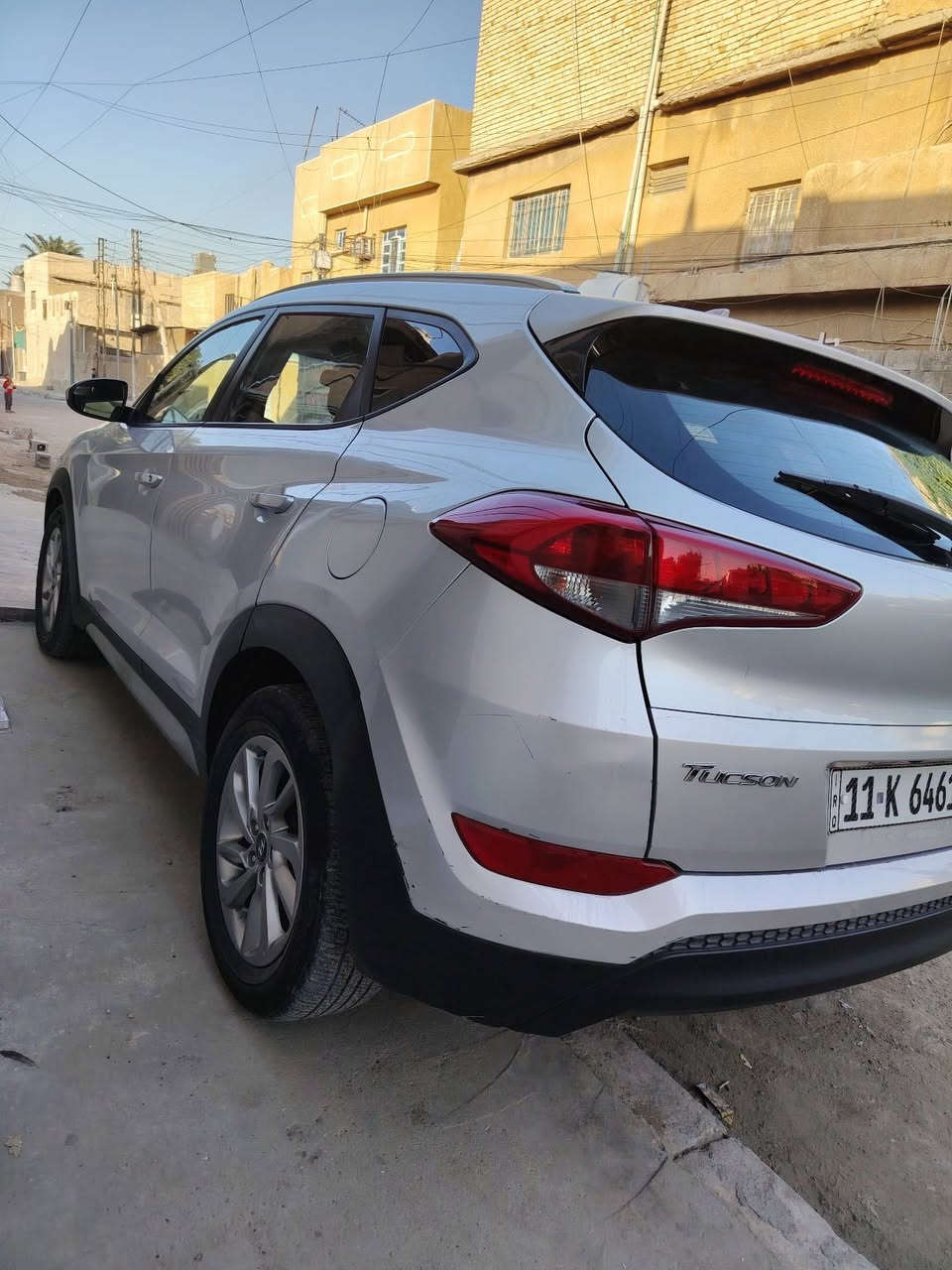 السلام عليكم اخوان
توسان موديل 2018 
ماشيه 120 مايل حقيقي 
السياره جديده جداً بدون اي نقص 
المواصفات العاديه للتوسان  فور ويل كشنات تدفئه كهرباء 
نظام كاربلاي تحكمات ستيرن مثبت سرعه وبعد هواي بيه مواصفات 
تخم تاير جديد 
الحادث قطعتين رش فقط وصور الحادث ضمن المنشور 
رقم بغداد باسمي تحويل شوكت ميعجبك 
مكان السياره بغداد الدوره 
للاتصال *********** 
أو تفضل خاص تفاصيل اكثر
