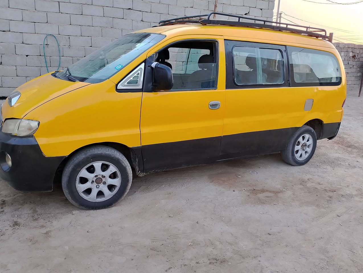 السلام عليكم ستاركس للبيع مكان ساره الناصريه رقم انجليزي باسمي رقم كربلاء سنويه جديده نهايتها لل 30  محرك 3000 بنزين 11 راكب سعر40 ورقه  ***********
