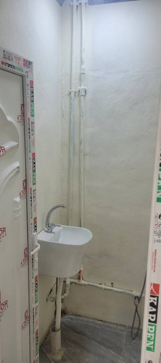 السلام عليكم محل للايجار في حي السكر  على الشارع العام قرب روضة ماي دريم المساحة ٥×٤ ونص زائد حمام السعر ٣٠٠ الف قفل للإستفسار ***********
