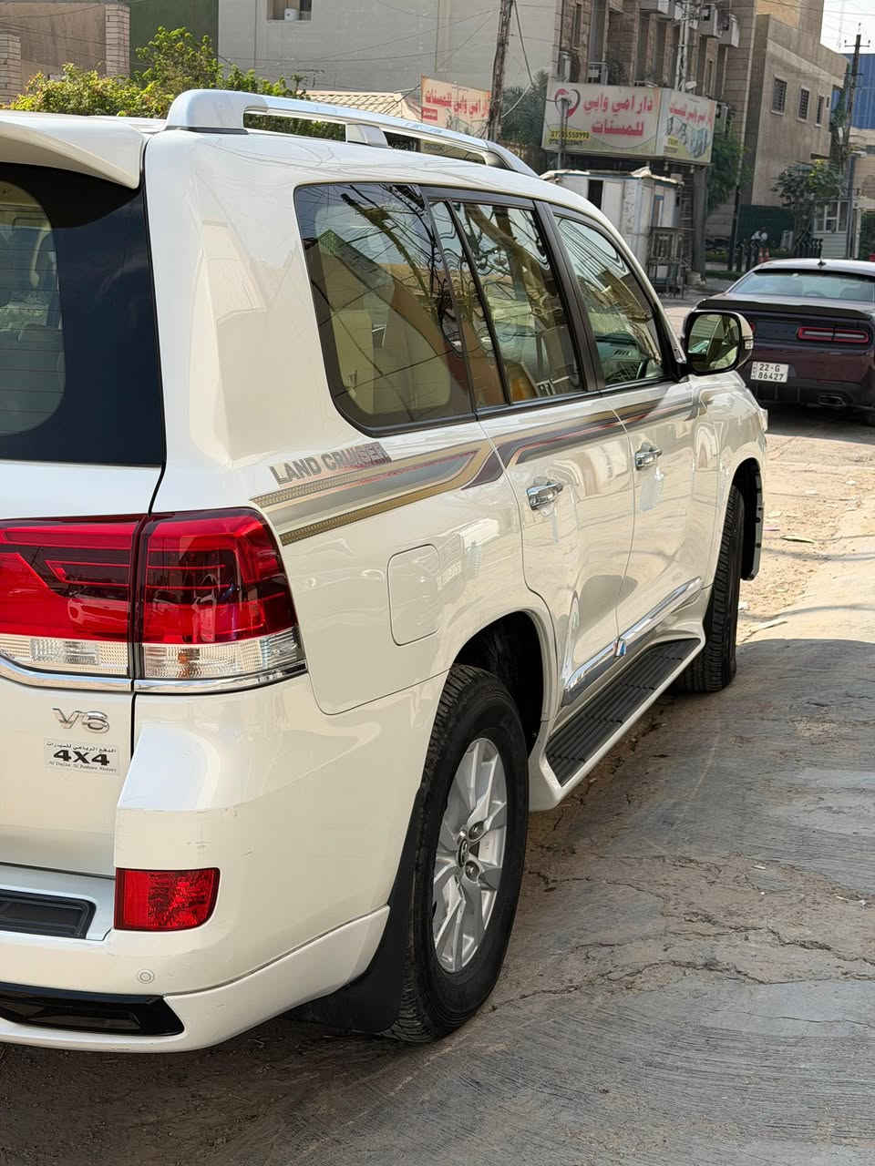 السلام عليكم للبيع تيوتا لاندكروز فطيم موديل 2017  Gxr محرك 6 سلندر 4000  السيارة بيها جاملغ خلفي تعديل وصبغ فقط جاملغ خلفي مواصفات السيارة معروفة فتحة بصمة كشنات كهرباء كامرة وحدة دبل ماوس السيارة ماشية 118 وعلى ايد وحدة من سنتهة وبسمنا مكان السيارة بغداد السعر المطلوب 46 الف وبيها مجال للاتصال ***********
