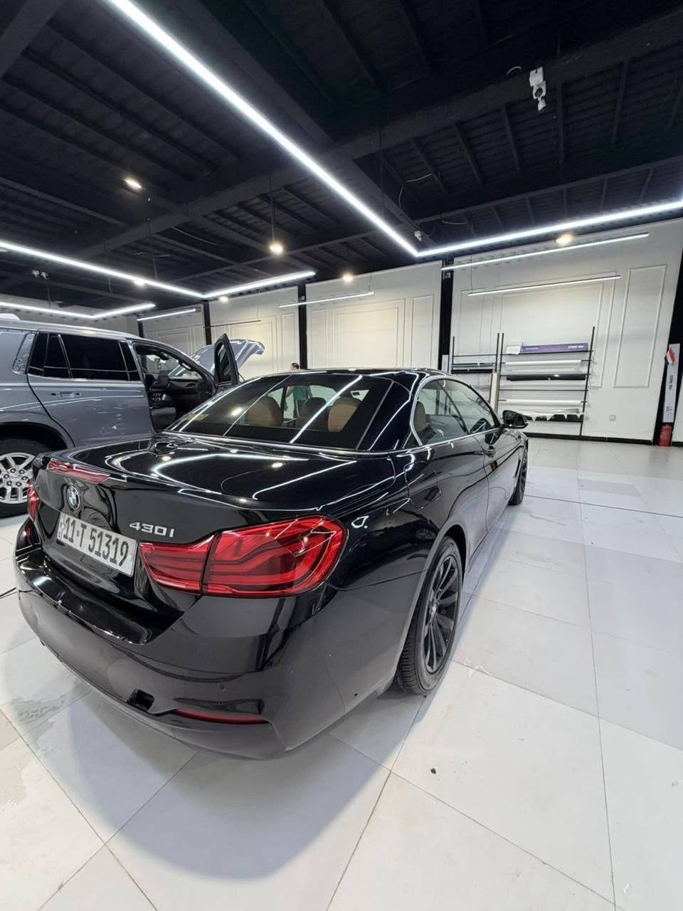 bmw موديل 2018 نوع كوبى الفئة i430 السيارة كشف حديد ثلاث قطع تنزل بالصندوق كشنات جلد لون اسود دواخل جوزي ماشيه 120  باب واحد رقم بغداد بأسمي بدون حادث تقرير مياه امطار تعمل وتسير فقط بيع بدون مراوس السعر 15000$ السيارة فول مواصفات كامله من كلشي بدون نواقص وشرط الفحص العنوان بصرة
***********
