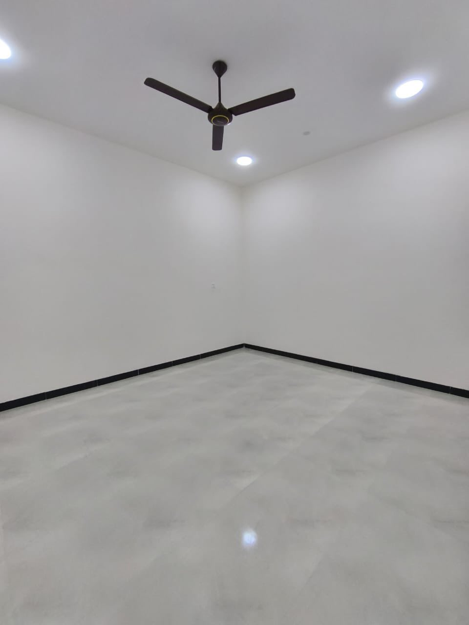 #اسعد_الله_اوقاتكم_بكل_خير 🔷 
عن توفر دار سكن البيع 
#المساحه   225 متر  👌🏼
#جنس_العقار:: طابو زراعي عراقي وكاله ونسخه من الطابو ◼️ 
البيت جديد وفارق وجاهز السكن طبعن ما شاء الله البيت تحفه فنيه🛑
البيت يحتوي على 
غرفتين منام 
وصاله
وديوان 
ومطبخ
وصحيات داخلي وخارجي 🛑 
وكراج سياره 🔷
#العنون البيت :: البصره ابو الخصيب شارع طريق الصحراء
#السعر  البيت 125 مليون وبي مجال 
#للاستفسار الاتصال على الهاتف 📞📳
📳((***********))📳 ابو كيان الحدادي
