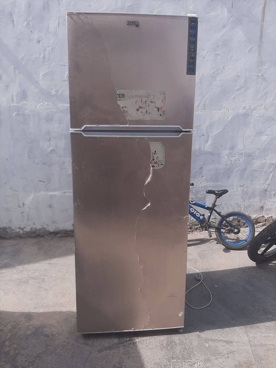 ثلاجه حجم كبير ارتفاع مترين
نظافه ٧٠/١٠٠  مشحونه غاز 
كامله وجاهزه  ٣٠٠ السعر
العزيزيه شارع السفينه
***********
