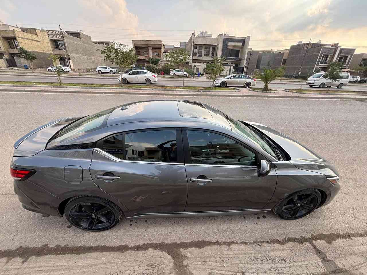 السلام و عليكم نيسان سنترا sr premium ٢٠٢٢ اعلى فئه بسنترا لون نفطي ماشيه ٣٩ الف ميل  سياره كاصها اني واول مالك الها بالعراق حادثها جاملغ خلفي وباب خلف سايق مواصفاتها رادار تفاعلي امامي وخلفي وجانبي ٣٦٠ درجه و 5 كامرات وتوقف ذاتي امامي وخلفي و تدفئ كشن و كراسي الاماميه و فتحه سقف ولايت عدسات اوتو وبعد بيها مواصفات حلوه وتخم تايرات جديده من تاير مول موديل٢٠٢٥
مكاني بغداد حي جهاد 
للاستفسار ***********
