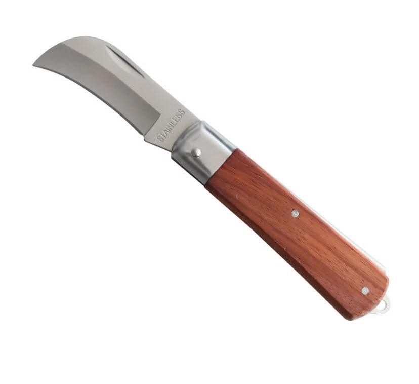 هذا سكين تطعيم حديقة قابل للطي بشفرة مزدوجة ومقبض خشبي.
تتميز بشفرة مستقيمة وشفرة منحنية (مع رافعة لحاء) في نفس الأداة. 
الشفرات مصنوعة عادةً من الفولاذ المقاوم للصدأ عالي الصلابة. 
المقبض مصنوع من الخشب الطبيعي أو خشب الورد لتوفير قبضة مريحة. 
يُستخدم لمهام البستنة المختلفة مثل التطعيم، التبرعم، التقليم، والحفر.


**إذا كنت صاحب هذا الإعلان وتريد حذفه لأي سبب، رجاءا أرسل رسالة إلى الدعم الفني**