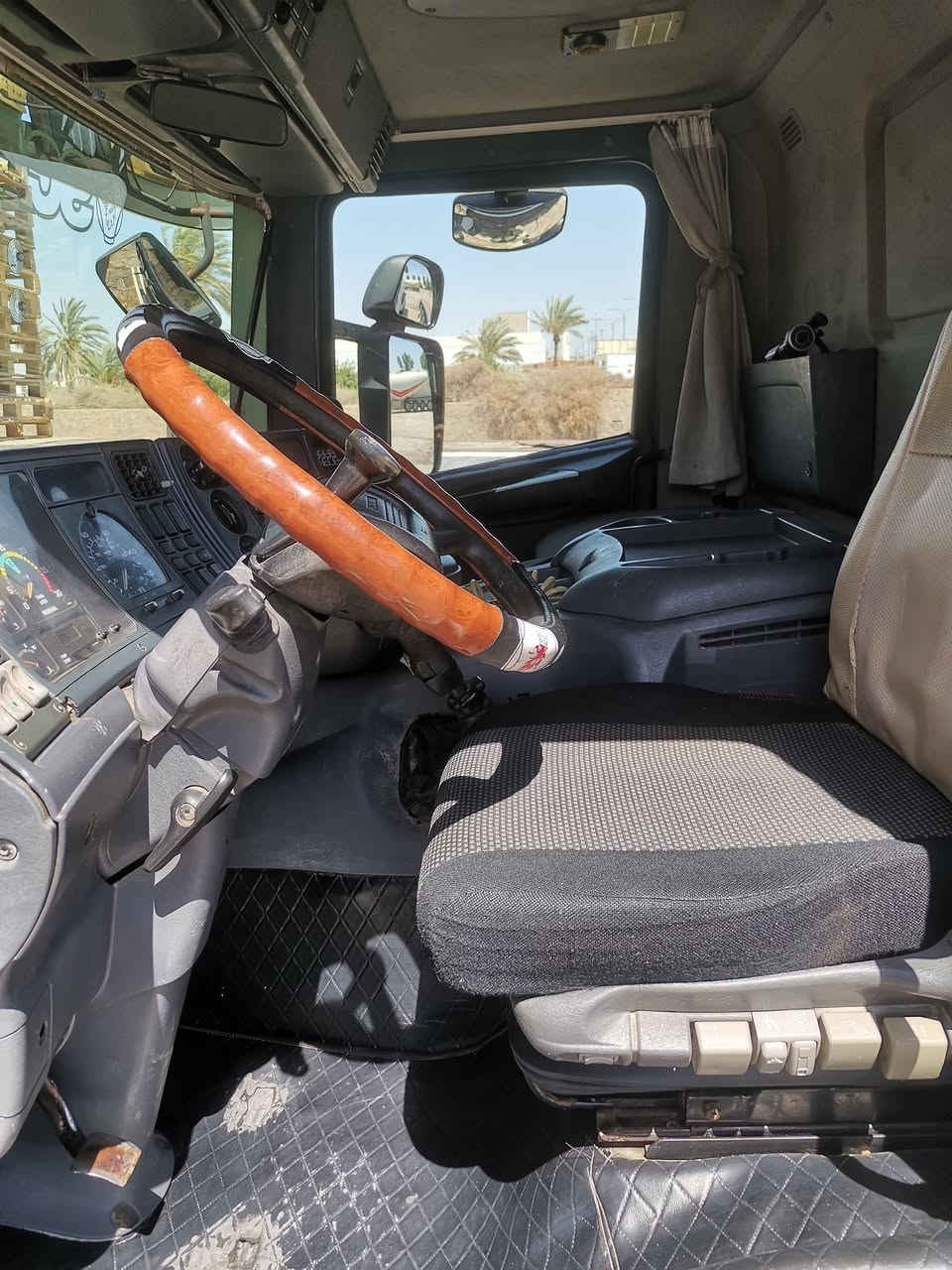 تنكر سحب سكانيا بومه موديل 2004 بم ونوزل كير 4×4 جوبلس امامي وخلفي مضخة 55 سعة التانكي14 الف السعر 290$ وبيها مجال للاستفسار ع هذا الرقم ***********
