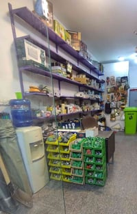 رفوف للبيع العدد٣٠ رف مستخدمه ولكن بحالة جيدة مع شبكه متر بمترتين السع...