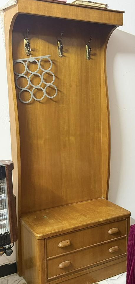 غرفه صاج نضيفه للبيع الغرفه نجاره عمل   يدوي نهايتها مليون ونص 5 قطع *********** مكاني حله مركز المدينه
