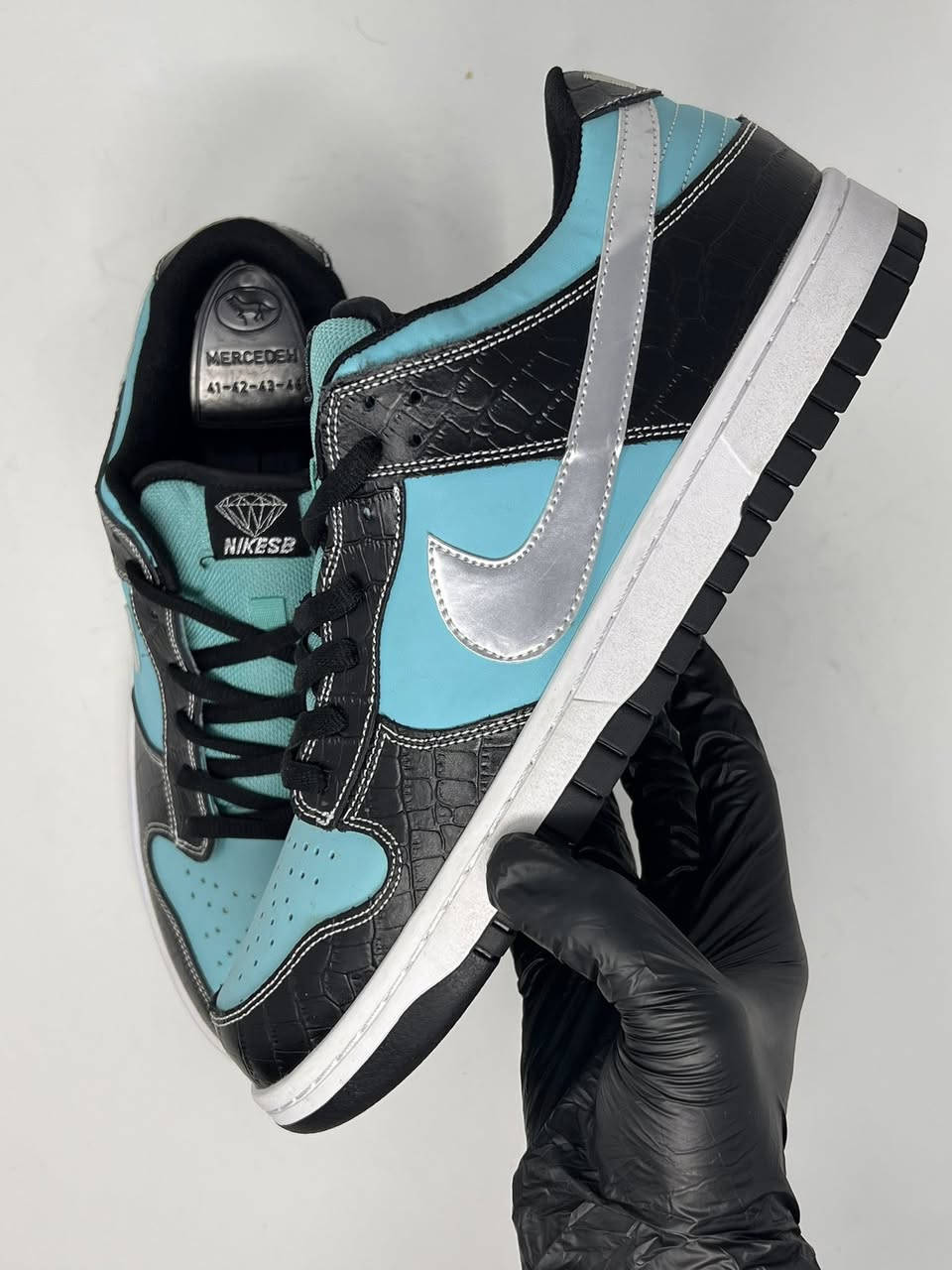 Nike sb diamonds
قطعه فنيه تفاصيلهه رائعه، حجم 44(28cm)، القطعه سعرهه على المواقع يتجاوز ال 2000دولار،،،،،،،،،،
سعرهه 35 الف دينار بس

ادخل انستا شوف شنو متوفر
https://www.instagram.com/hermes.storex?igsh=MTBvc3I2dm9yYTBjaw==


**إذا كنت صاحب هذا الإعلان وتريد حذفه لأي سبب، رجاءا أرسل رسالة إلى الدعم الفني**