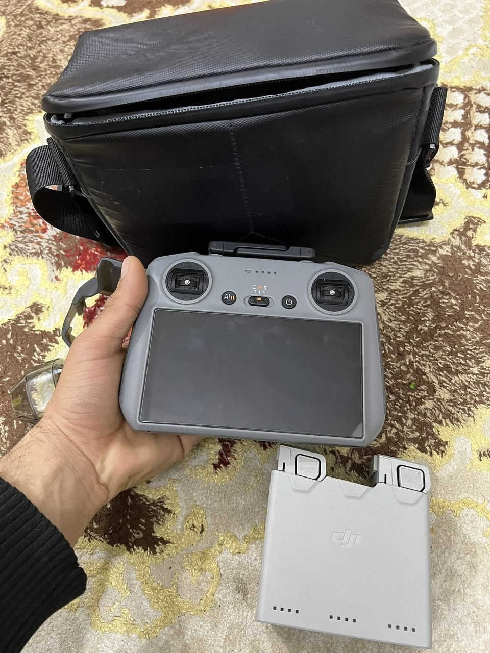 السلام عليكم
جوستك شاشه Rc2
بطاريات ميني فور بلس أصليات اثنين مع بيت الشحن 
كمبل + حماية ريش + جنطة درون ميني فور

للتواصل ***********
