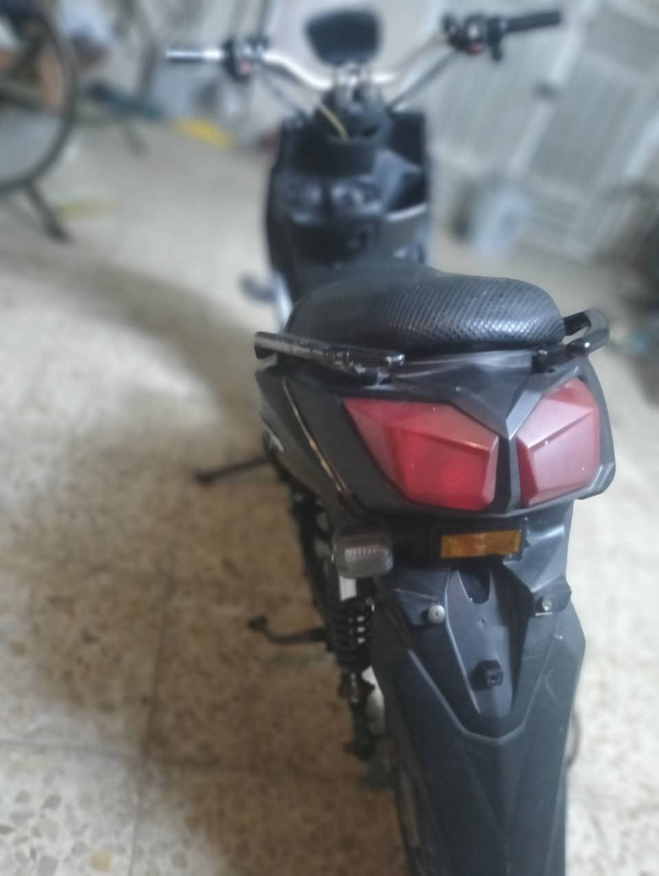 السلام عليكم عندي دراجه سكنس جبلي حديث(شحن)الدراجه استعمال البطاريات 65÷بل ميه دراجه شلعه كلش قويه حساسات كلها مفصوله فقط السرع 3والايت والهورن فقط دراجه تمشي السرعه 70كم الدراجه قويه تمشيك8كيلوات طبعا كل سرعه ومشيتها والملف3000 وعدد البطاريات 6السعر500بيها مجال للطيبين للاستفسار او ادخل خاص ***********
