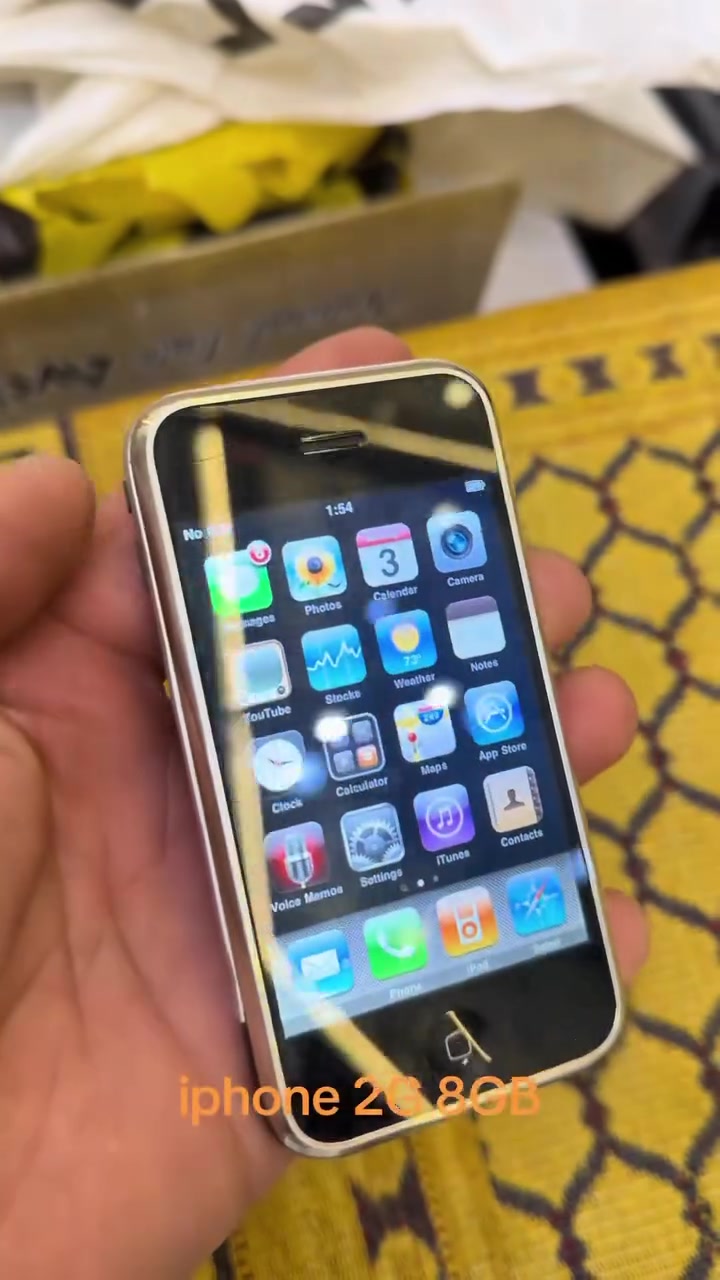 للبيع ايفون ٢ جي iphone 2 G 8GB 
***********
اي واحد ما تريد ايفون ترسل للسعر مشتري خاص
