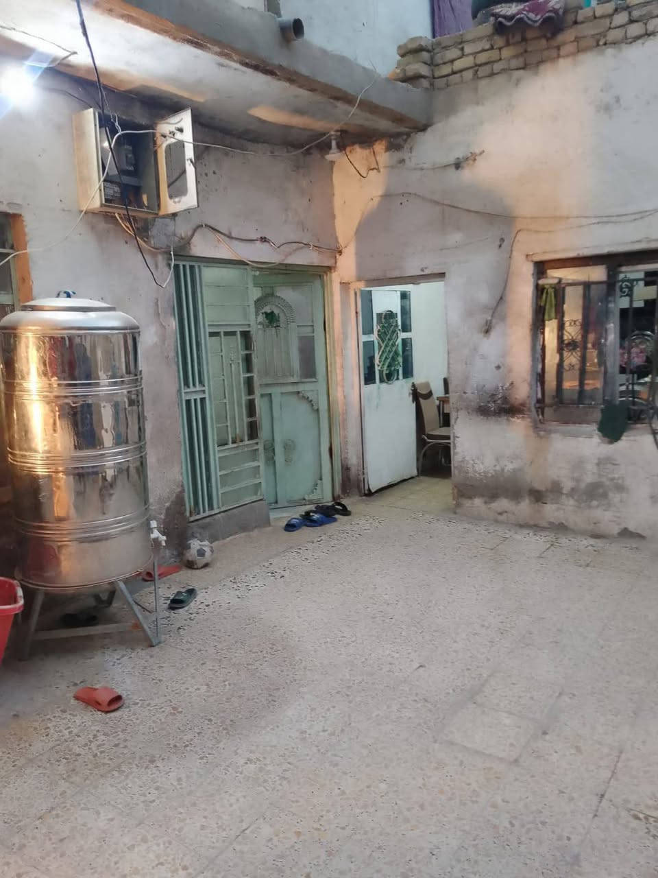 بيت 100متر مربع 10×10في حي الحكيم نزلت افران المرتضى يبعد عن شارع العام 200متر متكون البيت من 3غرف نوم واستقبال وصالة ومطبخ وطرمة 30وبيه مجال للستفسارعلى هذا الرقم***********
