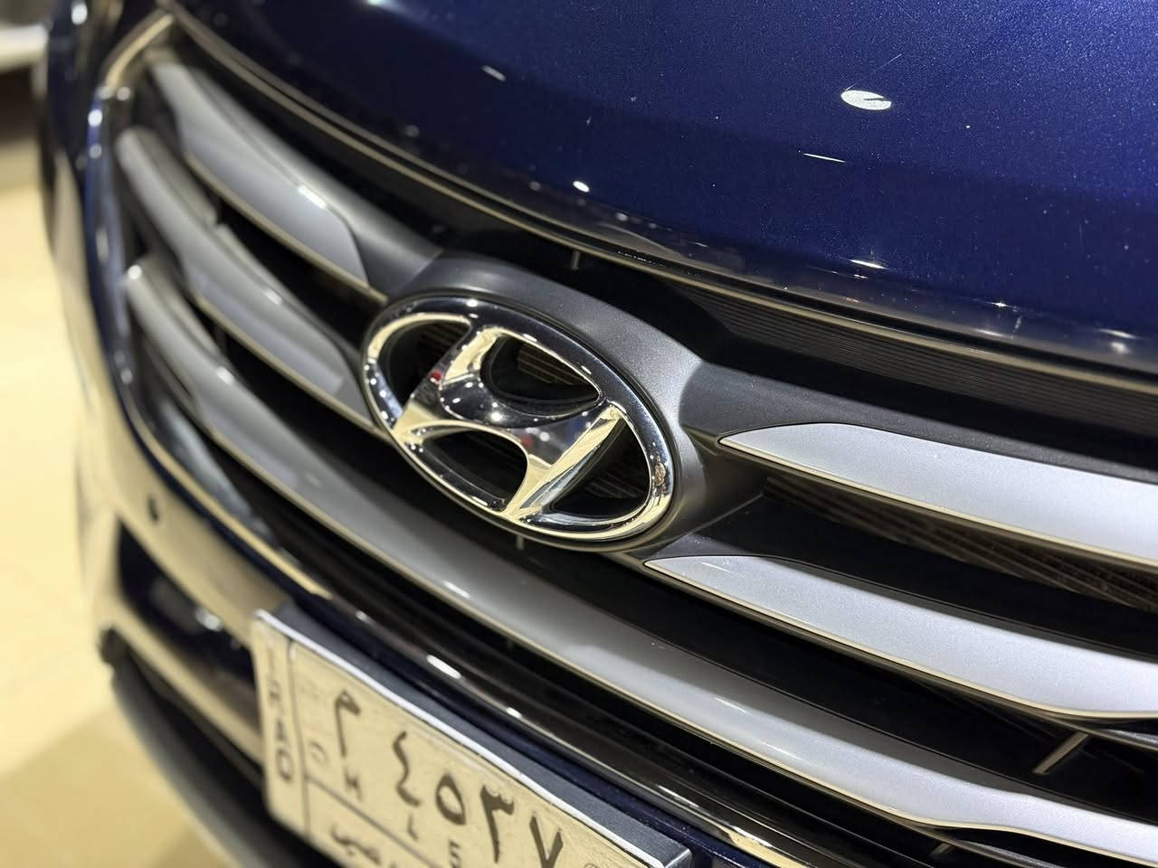 #المركبة : هونداي سنتافي لون نيلي
#الضرر : سرقة بنيد فقط
#الرقم : بغداد
#الايرباكات : بدون ضرر اي ايرباك

#المواصفات :
▪️السيارة : هونداي سنتافي
▪️الموديل : 2017
▪️المحرك : 2.4 L (اربعة سلندر)
▪️العداد : 125 الف ميل حقيقي
▪️حجم الويل : ويل كب حجم 18 مع طقم تايرات بحالة ممتازة
▪️لايتات اصفر عالي وناصي مع حاجب LED
▪️شاشة الدشبول كبيرة للتحكم بايعازات السيارة
▪️كشنات السيارة مخمل بيجي 
▪️سستم صوت
▪️تحكم ستيرن جهتين بلوتوث وحاكية وكروس سرعة وتحكم صوت 
▪️نظام ABS مانع انزلاق

السعر المطلوب : 148 ورقة مع المجال
 
***********
مكانه نجف
