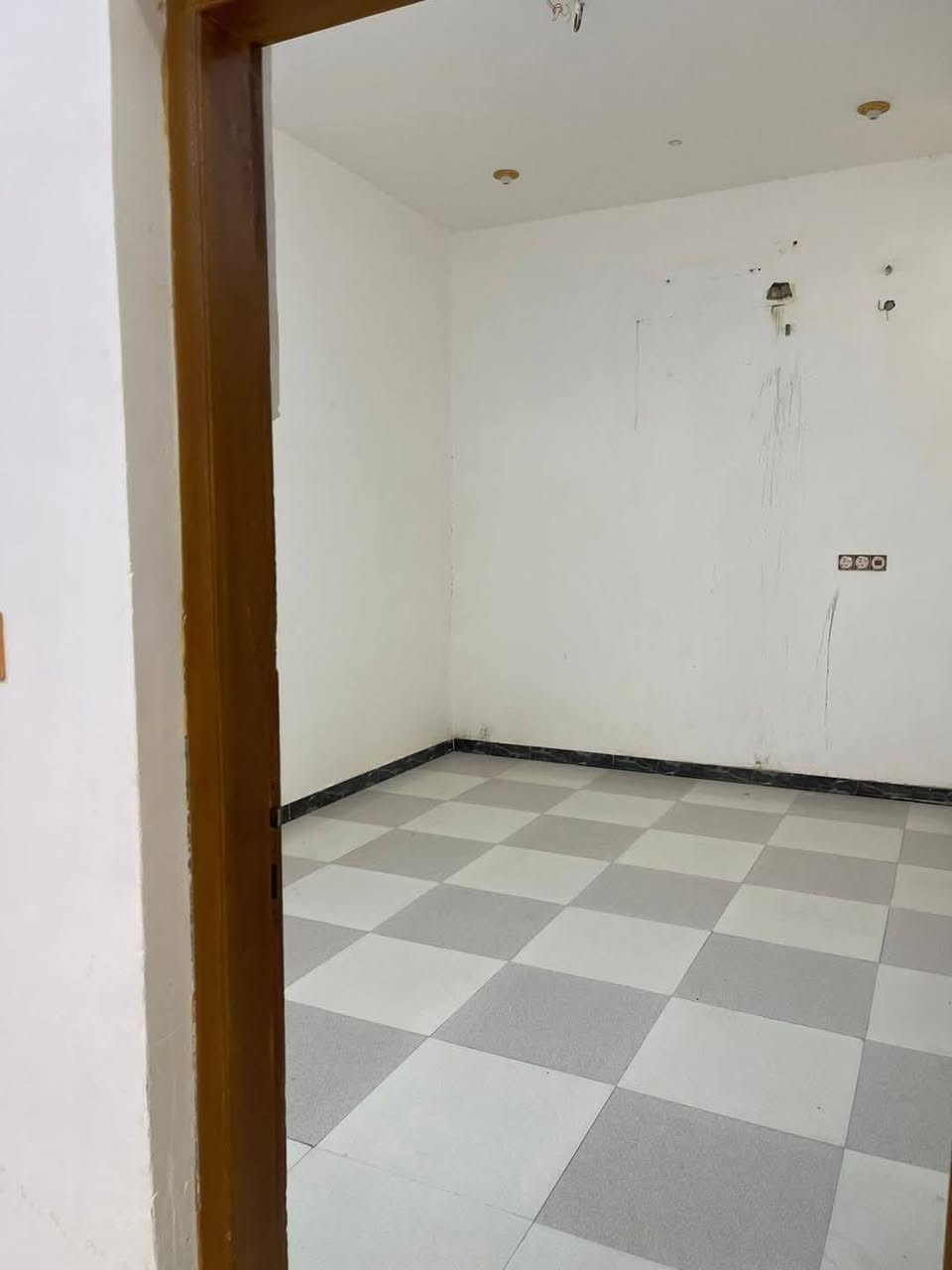 دار الايجار   الزبير نهايه شارع مدرسه القتال  او شارع المشتل  على شارع العام
الدار يصلح عياده او صالون  او مكتب 

الاستفسار 
*********** اتصال او وات ساب 
الاجار 800 الف
