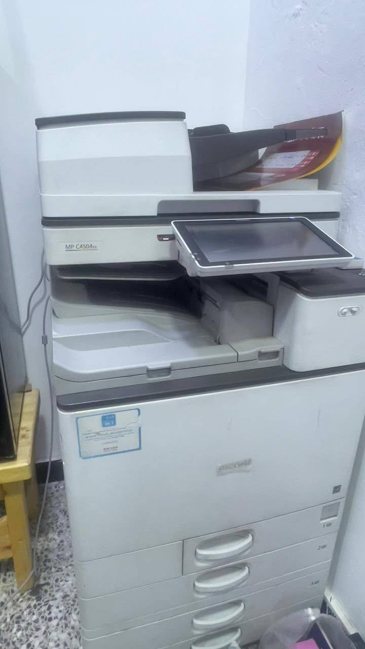 طابعة Recoh mp c4504 ex طابعة ليزرية غنية عن التعريف تجي بنظام اربع الوان وبسرعة ٦٠ نسخة للعادي بالدقيقة 
و٤٠ نسخة للملون بالدقيقة دقة عالية على اي نوع ورقم من ٧٠ غرام الى ٣٠٠ غرام 
تأتي باربع مجرات للورق المجر الواحد ياخذ ٥٠٠ ورقة الى ٥٥٠ 
تأخذ قياس من A3 ال A7 
تجي بفيدر ملازم سريع ٢٠٠ ورقة سعتة 
شاشة لمس ذكية مع مدخل رام وفلاش سحب سريع 
حفظ سكنر بالفلاش بدقة 1200 pdf مباشر 
ملاحظة// الطابعة مستعملة محتاجة صيانة تنضيف وصيانة داخلية بسيطة يعني شغالة 
للبيع الطابعة ٤٥٠ الف بيع مستعجل 
مكاني بغداد / الغزالية / نهاية شارع المشجر مقابل مدرسة بدر الكبرى 
*********** للاتصال
