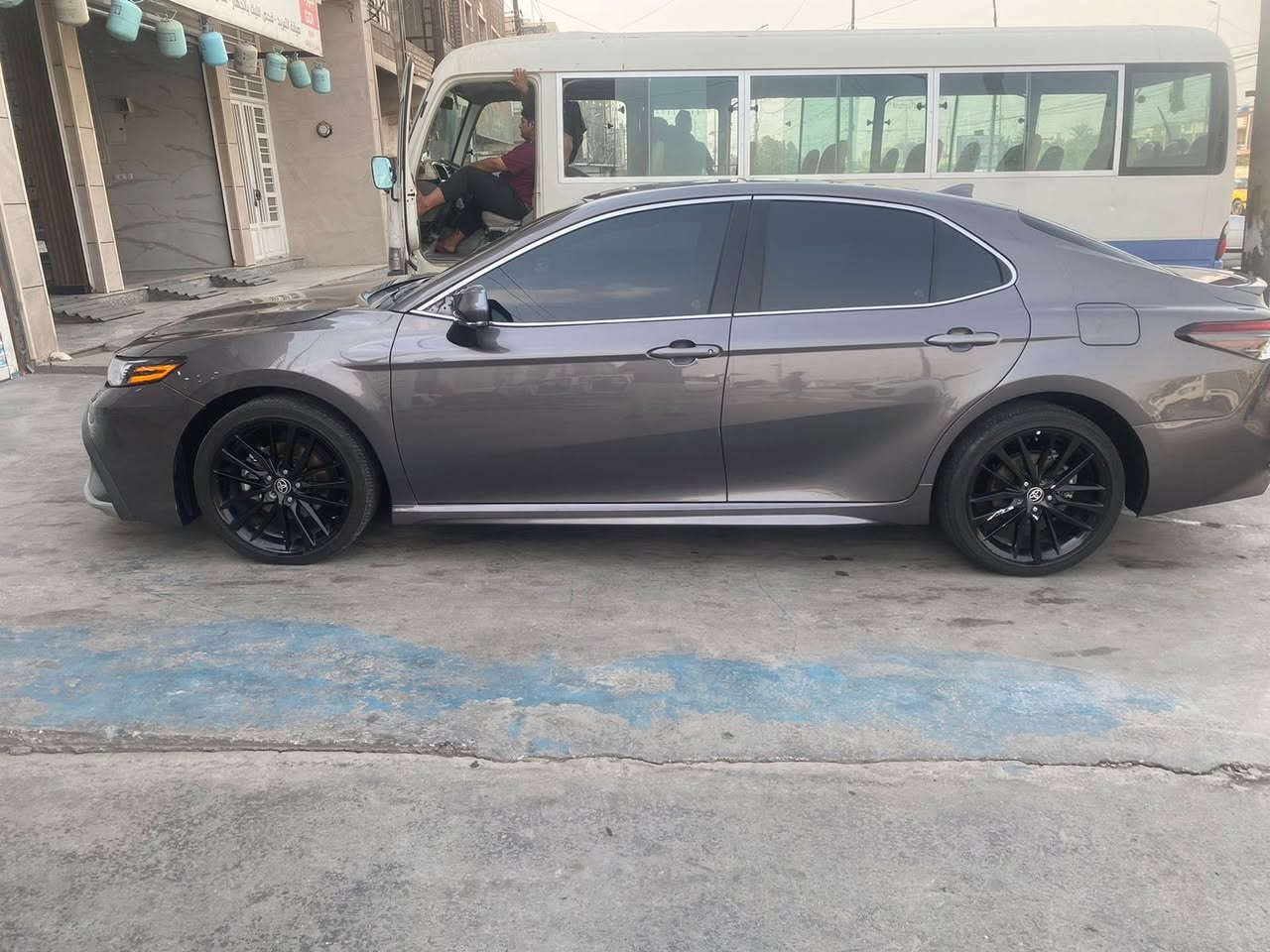 السلام عليكم كامري 2023 XSE للبيع حادث موضح بالصور رقم بغداد باسمي ماشية ٢٢ الف ميل المواصفات معروفة ما يحتاج اذكرهم  ايرباك برده فقط بيع سريع ٢٢٠ورقه وبيها مجال.. رقم الهاتف *********** موجود واتساب
