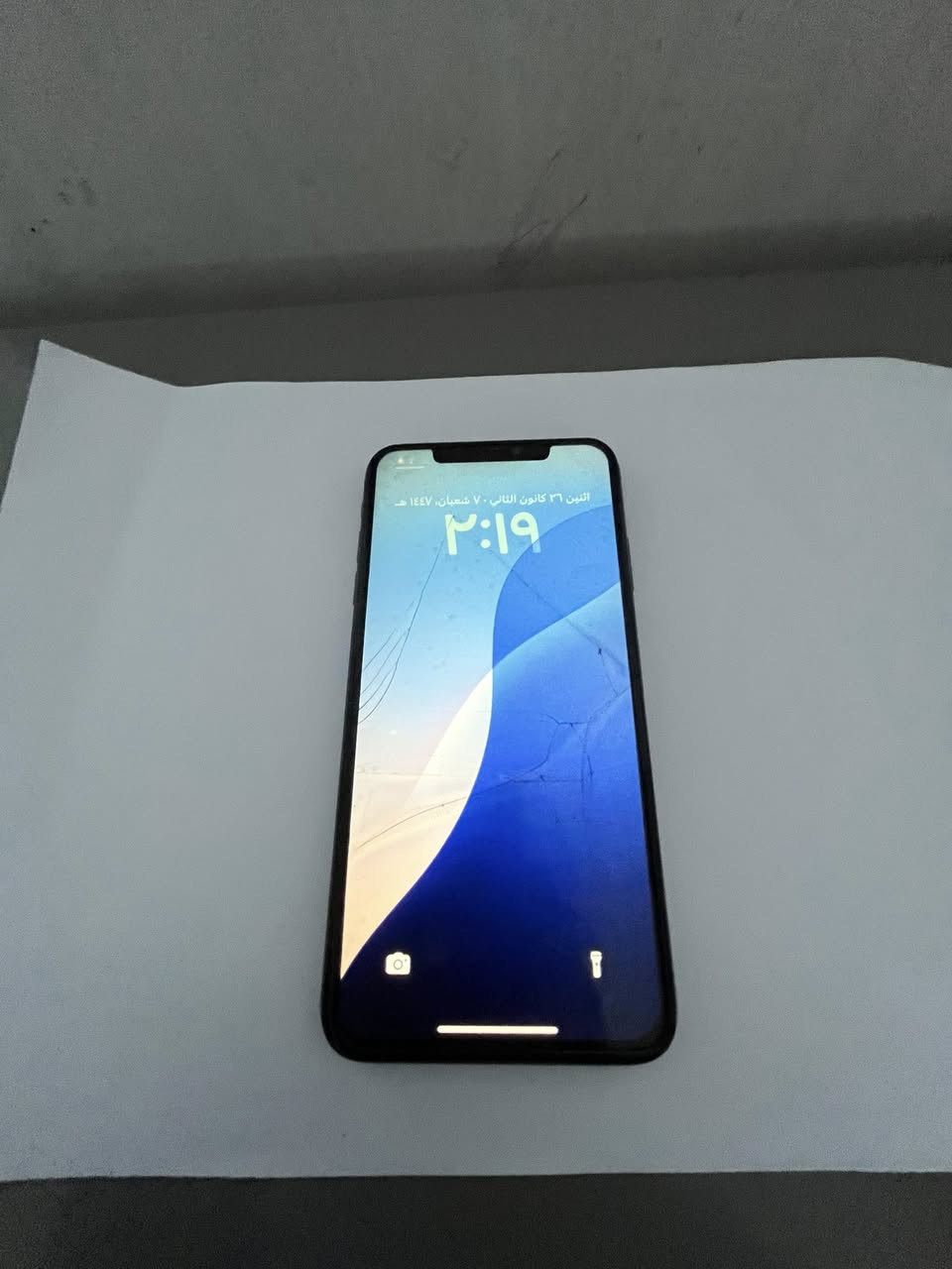 سلام عليكم ايفون اكس ماكس ذاكره 64 بطاريه تعبانه كلش 50 وشاشه وضهر مكسر رايده 100 وبي مجال المكان الامين الثانيه رقم تليفون :***********
