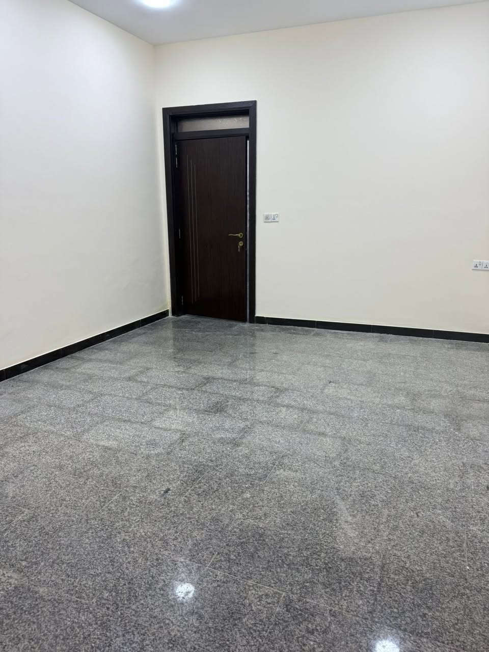 السلام عليكم شقة ارضية للايجار تحتوي على غرفتين نوم ومطبخ وصالة وصحيات اثنين محلة 606 قرب BXM سعر الايجار مليون دينار للاستفسار ***********
