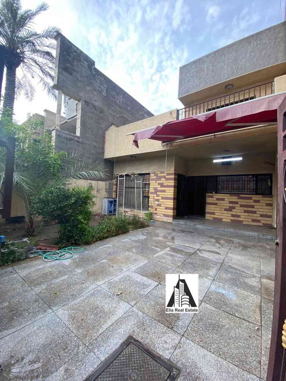 للأيجار في السيدية
بيت 160 متر نظيف 
يحتوي على كراج سياره وحديقه 
ومدخلين : 
الطابق الارضي :  استقبال ومطبخ وهول حولي وغرفه نوم و صحيات 
الطابق الثاني : غرف نوم عدد 2 وصحيات وسطحين 
الموقع : السيدية مربع التصنيع شارع 15 متر 
الايجار مليون وربع مع مجال  
للاستفسار اكثر *********** حمزة 
مكتب ايليا للعقار
