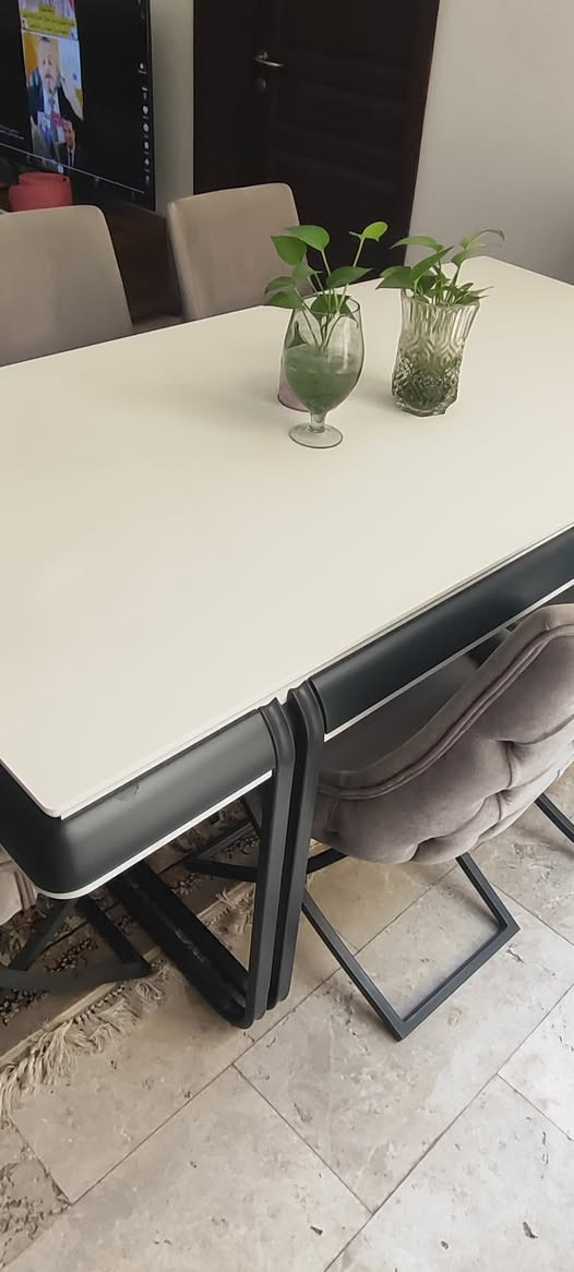 ميز طعام مع ست كراسي نظيف للبيع ،،،
سطح الميز خشب ثقيل مصبوغ صبغ سيارات حراري والارجل حديد مصبوغة صبغ حراري رصاصي غامق ،،الكراسي موديل راقي قماش رصاصي فاتح والارجل حديد رصاصي غامق ،،،قياس الميز 190سم ×90سم 
السعر 750 الف
الجاد بالشراء يتصل الرقم *********** عالواتس اب 
المكان زيونة
