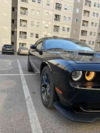 للبيع جالنجر 2023 sxt بلاك توب قطعتين صبغ جاملغ امامي وخلفي   السيارة ...