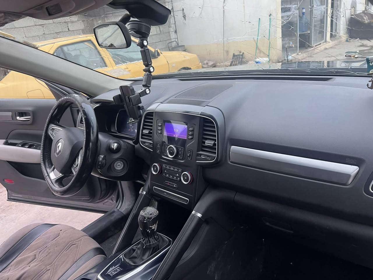 رينو كوليوس 2019نضيفه اخت الجديده بعده شركه بس بيه شخوط بسيطه بل كشر المحرك +كير كفاله بعدهن شركه تاخذه عل وضعيته حته دهن قبل يومين بدلته وتجي وتشوف بعينك وبيك خير وتدلل وسعره 150$ مكاني بغداد***********
