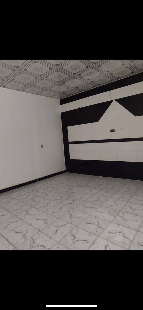 بيت للبيع عمود ٢٨٢  مقابل قرية الغدير نهاية شارع المطحنة السعر ٧٢ مليون للاتصال *********** مساحتة ٣٠٠متر يحتوي على غرفتين واستقبال وصالةومطبخ وصحيات داخل وخارج وحديقة
