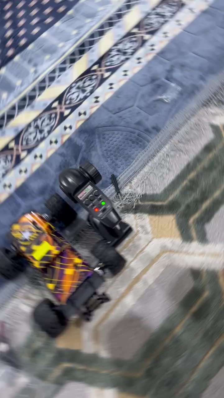 السلام عليكم سياره للبيع حجم 1/14محرك ابرشلس مروحه تبريد كامله الملحقات سياره قوه وسرعه وبيه نضام التعليق جديده لوك طك الكارتون سعره ب٧٥ معه التوصيل
مكان ناصريه حي الشهداء يم بانزين خانه مال المهندس الرقم ***********
