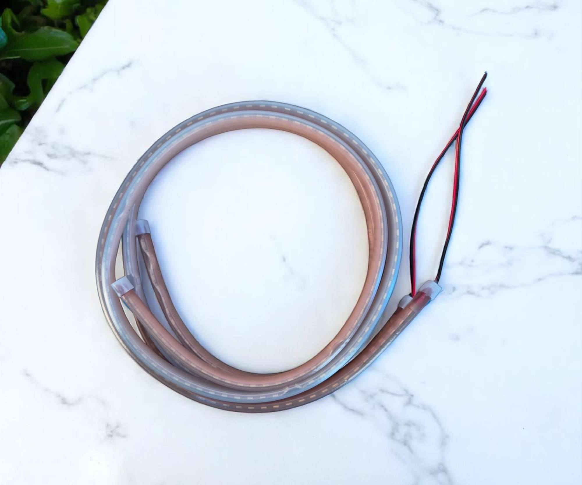 السلام عليكم 
شريط إضاءة أمامي مرن للسيارة (حاجب LED) – 60 سم

استخدامات

إضاءة نهاريةتجميلية لواجهة السيارة وزوايا المصابيح.

تحسين الرؤية الجانبية وإبراز خط الحاجب بشكل عصري.

مناسب لمعظم السيارات 12V وللتعديل الخفيف (DIY).

مميزات

شريط سيليكون مرن “Light Guide” بطول إضاءة 60 سم لكل جهة.

أسلاك توصيل بطول 40 سم لكل شريط لسهولة السحب داخل بيت المصباح.

يعمل على نظام 12V باستهلاك منخفض وحرارة تشغيل أقل.

يمكن تركيبه داخل بيت المصباح أو أسفل الغطاءعلى حافة الفانوس.

مقاوم لرذاذ الماء والغبار للاستخدام اليومي (مناسب للهيكل الخارجي).

يأتي قطعتين (يمينيسار) لمظهر متناظر.

محتويات الصندوق

2 × شريط LED مرن 60 سم(يمين + يسار).

أسلاك توصيل مثبتة على كل شريط (≈ 40 سم).

العلبة: 16 × 15 × 3 سم.

طريقة الربط

يوصل على بطاريةACC السيارة 12V:

- السلك الأسود: سالب (هيكل السيارة).
- السلك الأحمر: موجب الإضاءة الأساسيةACC.
- سلك ثالث ( أصفر): يُشبك مع مثبت إشارة الانعطاف لنفس الجهة للحصول على وضع إضافي (مثل وميضنمط ثانٍ).
- نصيحة: جرّب التوصيل قبل التثبيت لتحديد وظيفة كل سلك بدقة.

ملاحظات

يفضّل التركيب لدى كهربائي سيارات، أو التأكد من العزل الجيد بعد التوصيل.

نظّف سطح التركيب جيدًا، وثبّت الشريط بمحاذاة حافة الفانوس.

المنتج مخصص لجهد 12V فقط (غير مناسب لـ 24V).

تجنّب تعريضه مباشرةً لماء الضغط العالي بعد التركيب.


**إذا كنت صاحب هذا الإعلان وتريد حذفه لأي سبب، رجاءا أرسل رسالة إلى الدعم الفني**