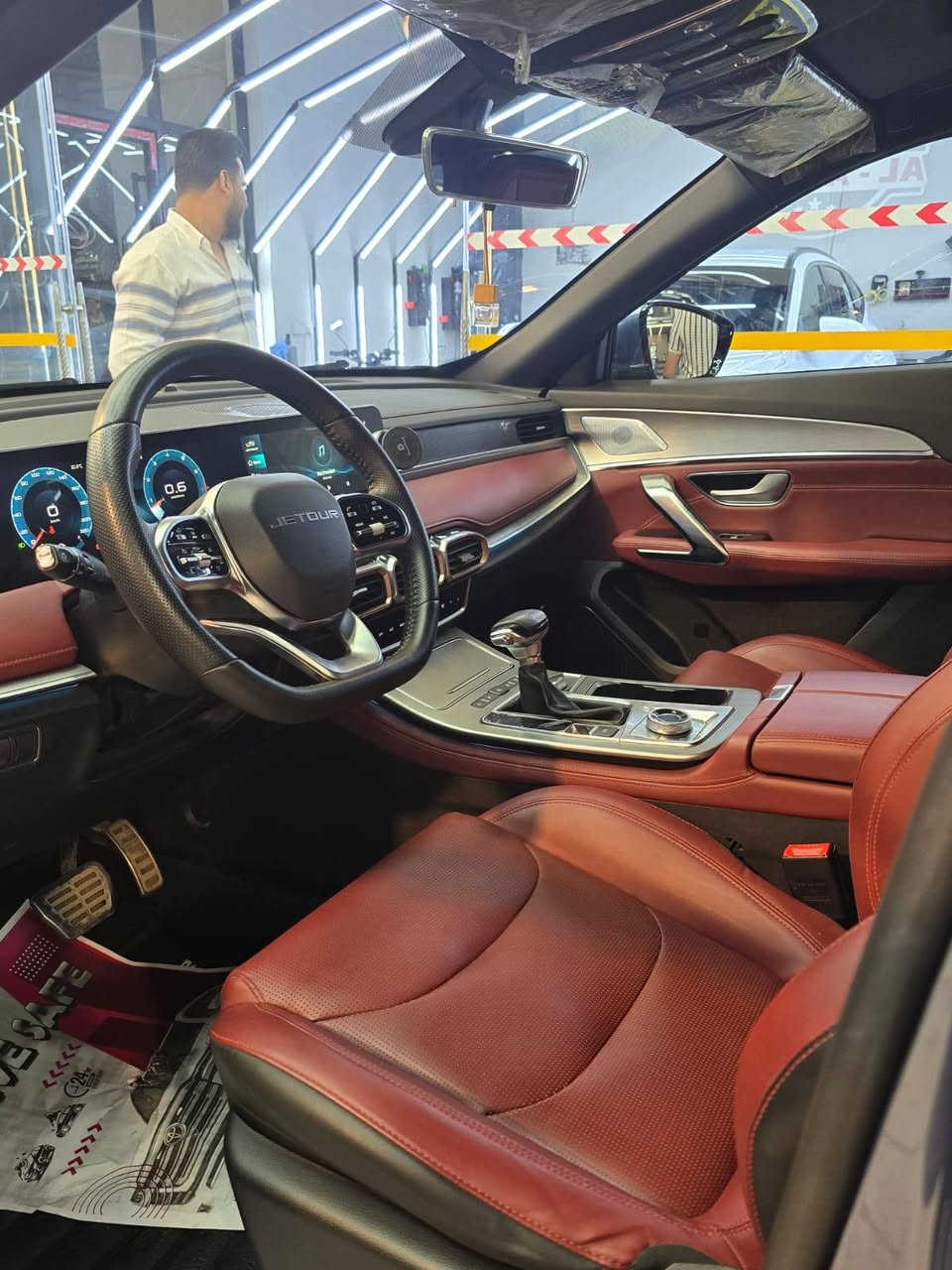جيتورx70 بلس للبيع
سعر ١٦٠ ورقه

جيتور X70 بلس هي الفئة الوسطى 7 مقاعد، بمحرك 1.6
شركة هارلم
 العزم*: 290 نيوتن 4 سلندر 197 حصان ناقل الحركة*: أوتوماتيك 7 سرعات DCTالتسارع 0-100 حوالي 8 ثواني استهلاك الوقود*: 12.8 - 13.7 كم/لتر خزان الوقود*: 57 لتر
-ويلل ألمنيوم 20 إنش
- إضاءة LED أمامية وخلفية مع إضاءة نهارية
- فتحة سقف بانورامية
- باب شنطة كهربائي 
- مرايا جانبية كهربائية قابلة للطي 
- حساسات مطر، إضاءة ترحيبية، 
- إضاءة داخلية بلون وآحد فيروزي. 
-كاميرا 360 درجة. 
-نظام النقطة العمياء،
- تحذير مغادرة المسار.
- مثبت سرعه. 
-دخول ذكي (إذا اقتربت من السيارة تفتح لوحدها من غير لمس الريموت  إذا ابتعدت منها تغلق اتوماتيك). 
-إمكانية فتح النوافذ من الريموت. 
- كبح طوارئ متقدم. 
- حساسات ضغط الإطارات. 
-مساعد نزول المنحدرات. 
-مكيف مستقل للصف الخلفي(قطعتين). 
- شاشتين 10.25 إنش: عدادات + شاشة وسطية.
-قراءة نسبة التلوث خارج وداخل السيارة مع امكانية تنقية الهواء. 
-نظام carbitlink .
- شحن لاسلكي 40 واط. 
- 6 سماعات. 
- مقاعد جلد مثقبة.
  الموديل2024
53000 KM
***********
بغداد العامريه
سعر ١٦٠ ورقه وبيها مجال
