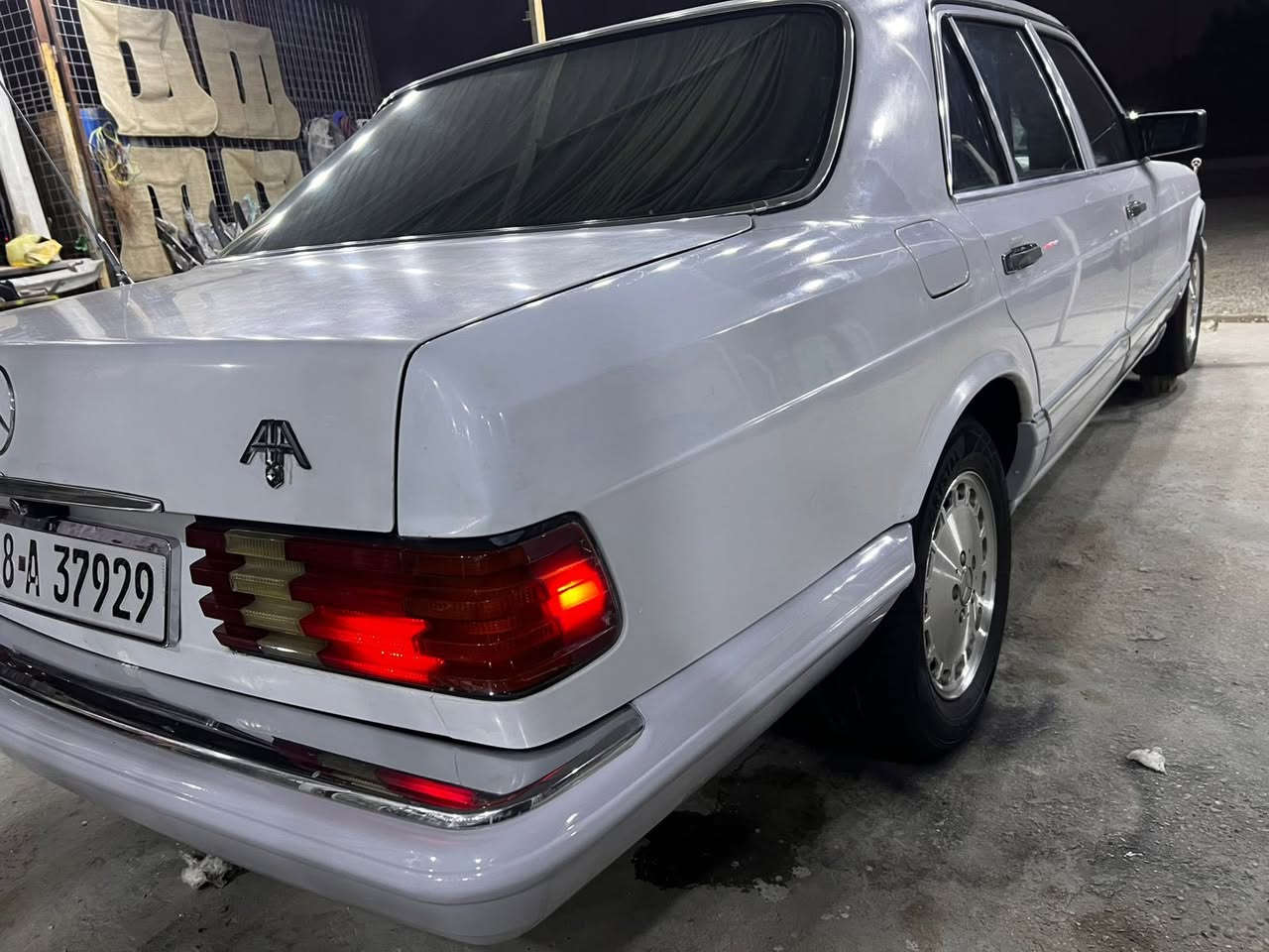 سلام عليكم. للبيع مارسدس مديل 88حجم 300باب طويل سياره نضيفه كلش رقم بغداد فول بيه مكانات صبغ دواير جاملغات الخلفيه بيه مكينه بيه بخار 
وياه كير ومكينه وورد ياباني 
بعدهي ممشدوده 
يعني بيه كير ومينه بلاديات وياه كير ومكينه حاويه بعدني ماشادهن  مكان سياره كربلاء 
للستفسار *********** 
السعر 85
