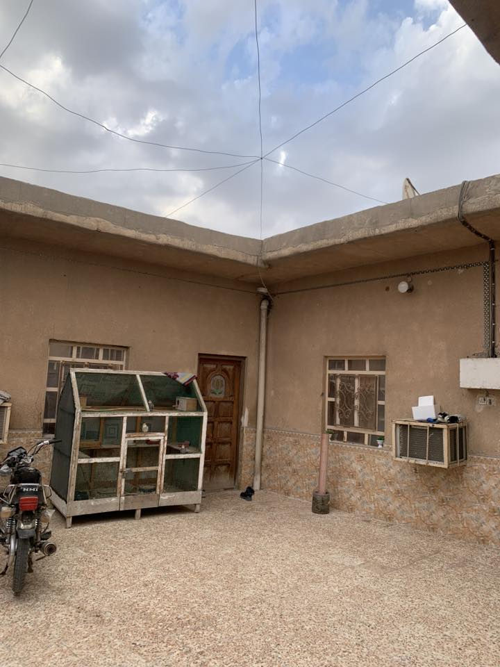 البيت طابو زراعي للبيع في كرمة علي _ الماجدية مقابل جامع الرسول (ص)
يبعد عن الشارع بصرة بغداد العام 100 متر ثاني بيت في الفرع
مساحة 300 متر
يحتوي غرف 2 كبار
ومطبخ كبير سراميك ارضي وجداري وسقف ثانوي صالة كبيرة جدا سراميك ارضي وجداري + سقف
ثانوي وتغليف
واستقبال سراميك وتغليف و سقف ثانوي
وحمام وتواليت سراميك
وطارمة كبيرة
البيت نضيف وجاهز من كلشي ربع ما تصرف علي وكلشي قريب علي محكمة و مستشفى و 4 مدارس قريبة علي و سوك كلهن تتمشى الهن ماي ومجاري وكهرباء كلهة جاهزة
والفرع هدوء وجيران طيبين وردة مال الله وكدام البيت مساحة كبيرة تكفي 3 سيارات والبيت يحتوي على ترك تكفي بناء غرفتين كبار 
السعر 65 مليون وبي مجال
للاستفسار : ***********
غير متواجد على فيسبوك
