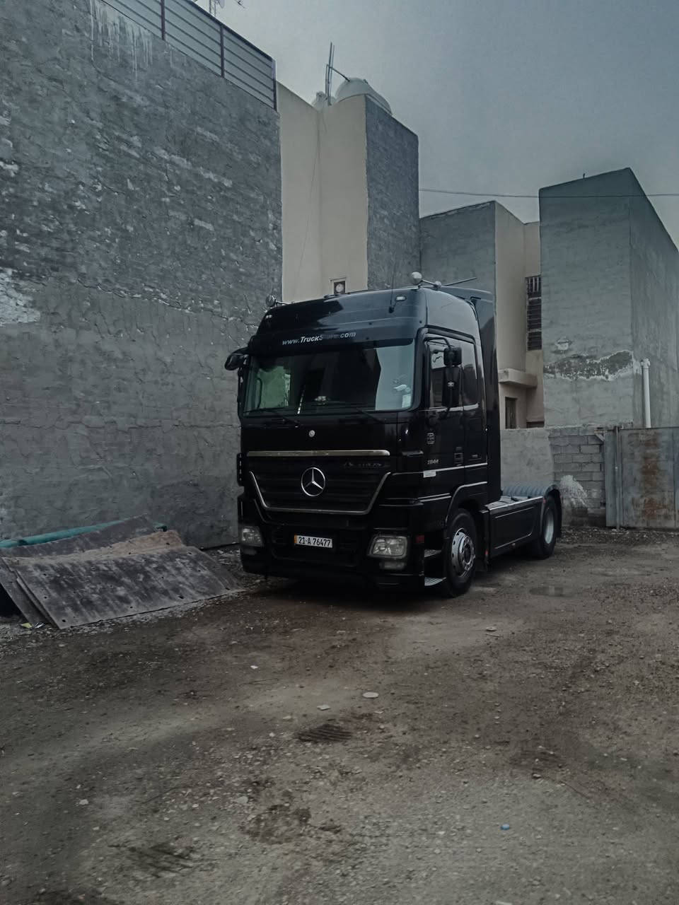 سلام عليكم اكتروز البيع موديل ٢٠٠٧ مربوطه فلات تك تاير أوربي بس راس بدون عربانه مكلف رقم صاحب السياره ***********
