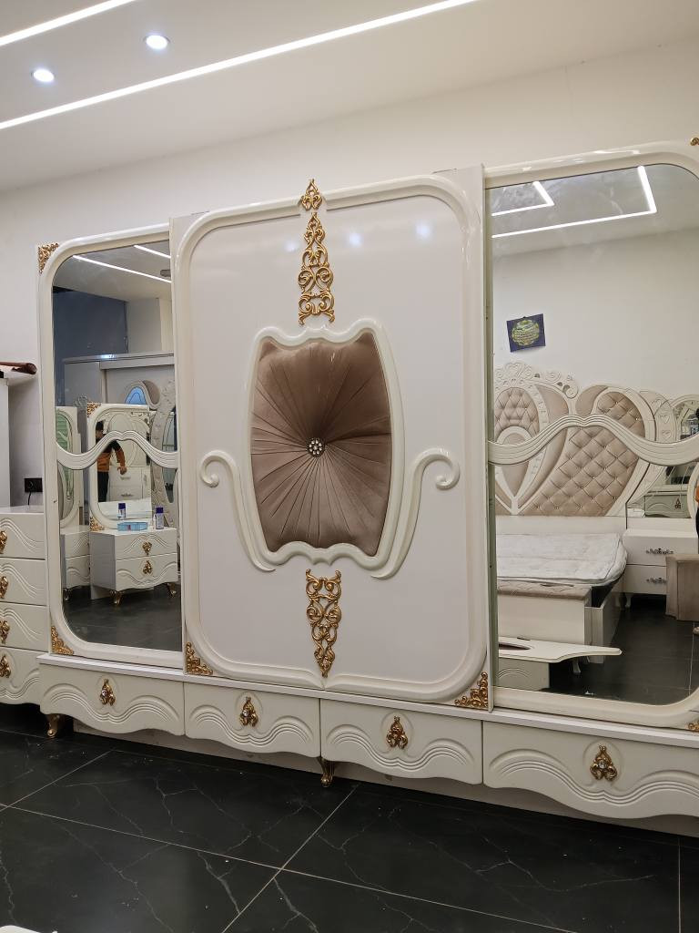 غرفه النوم ملكيه للبيع اخو جديد شرط النظافه 100% غرفه كامل حلوه خشبه درجه اولى 9 قطع سعرها رقم اي استفسار يراسل صفحه او يخابر على رقم *********** مكان كركوك كركوك, العراق
